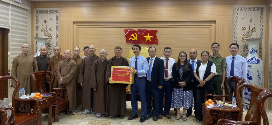 Ban Trị sự Phật giáo tỉnh Gia Lai chúc Tết Bính Ngọ đến lãnh đạo Tỉnh ủy và các ban ngành.